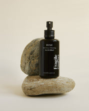 Fragile Cosmetics – RISE SPREJ NA VLASY 100 ml / The Pellam Edit