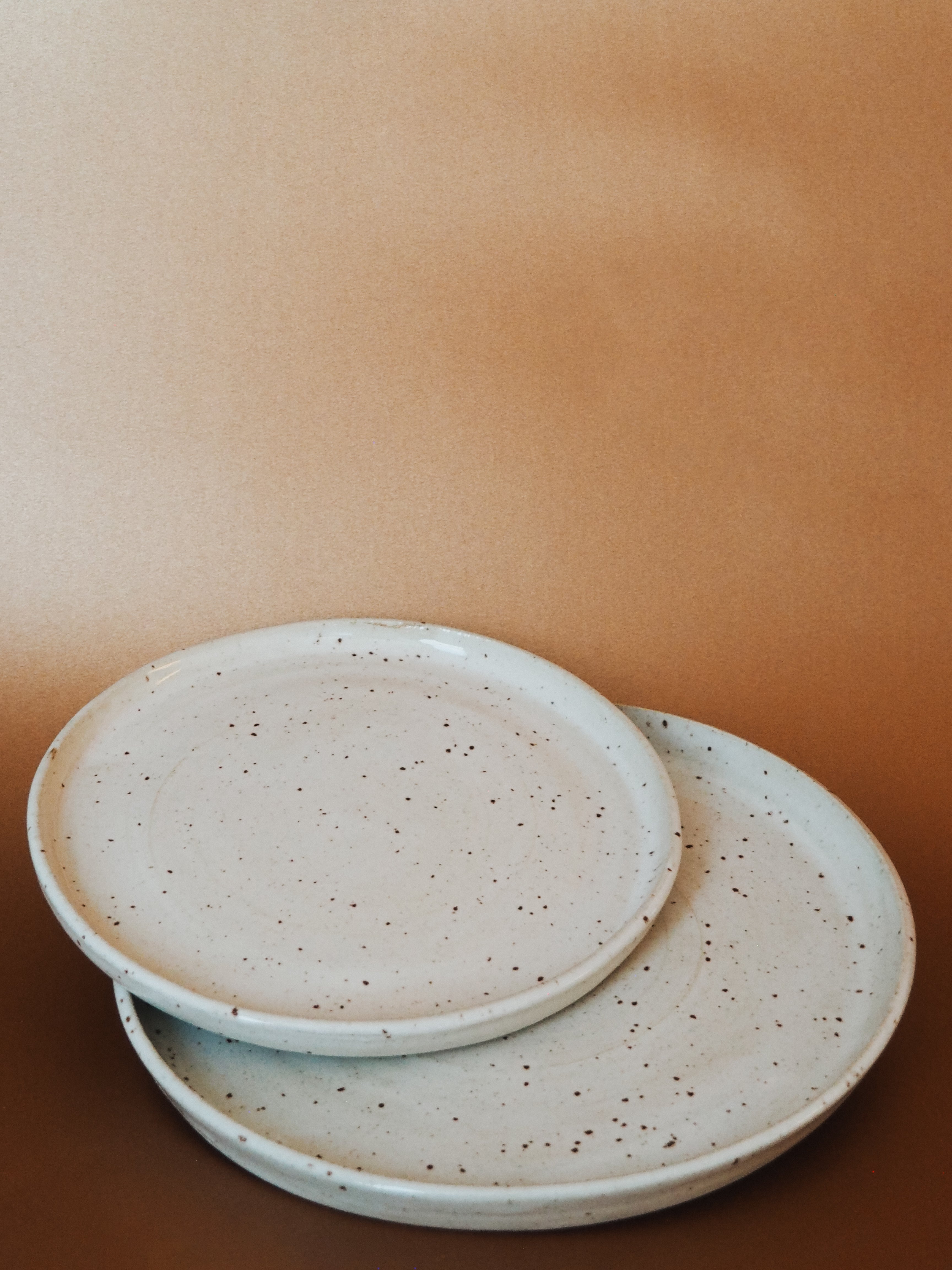 ADMARU – PLATE tečky