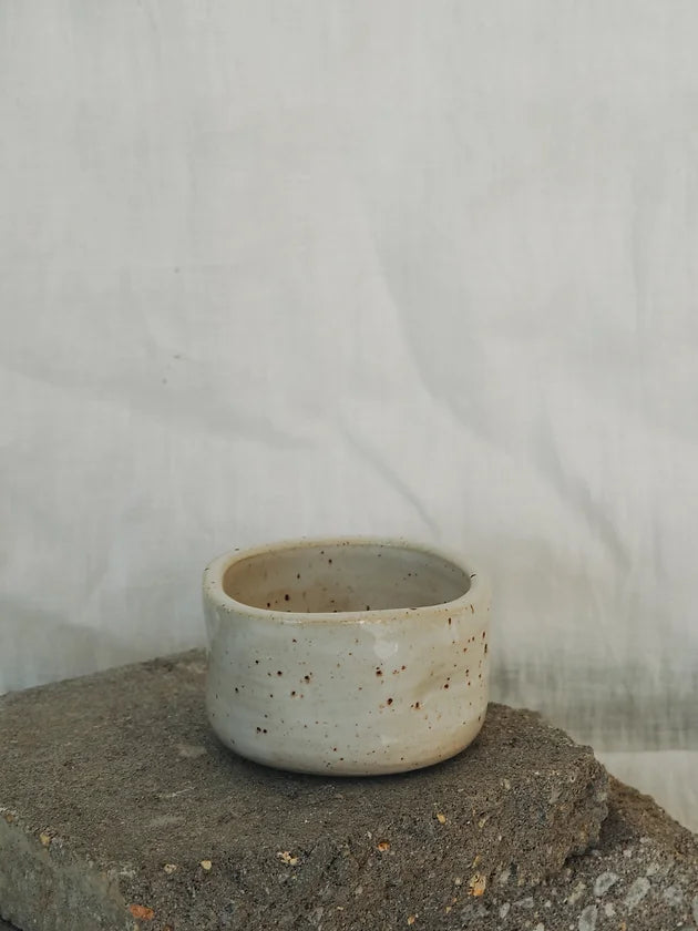 ADMARU – HUG MUG bílý s tečkami