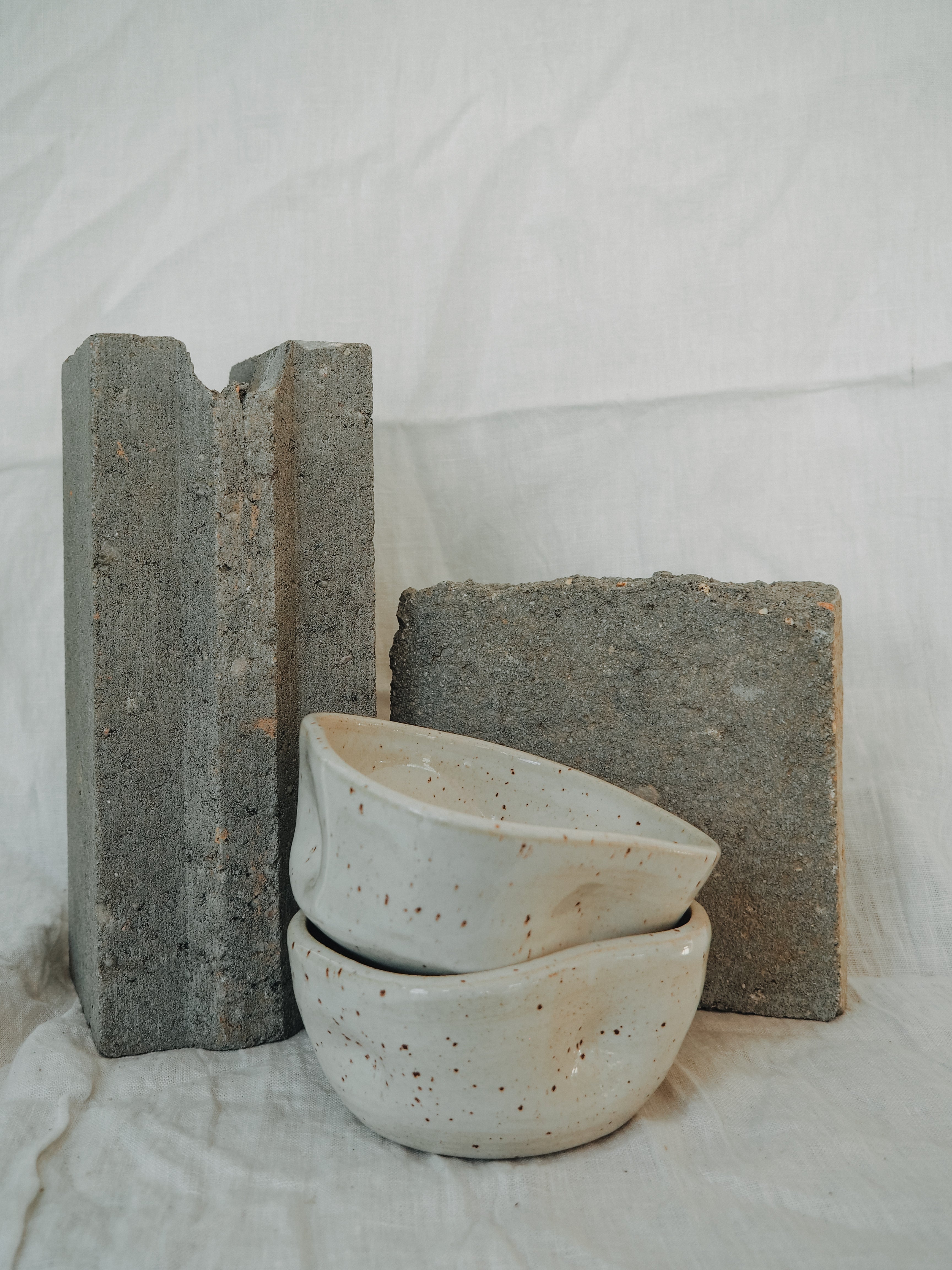 ADMARU – BOWL HUG white with dots
