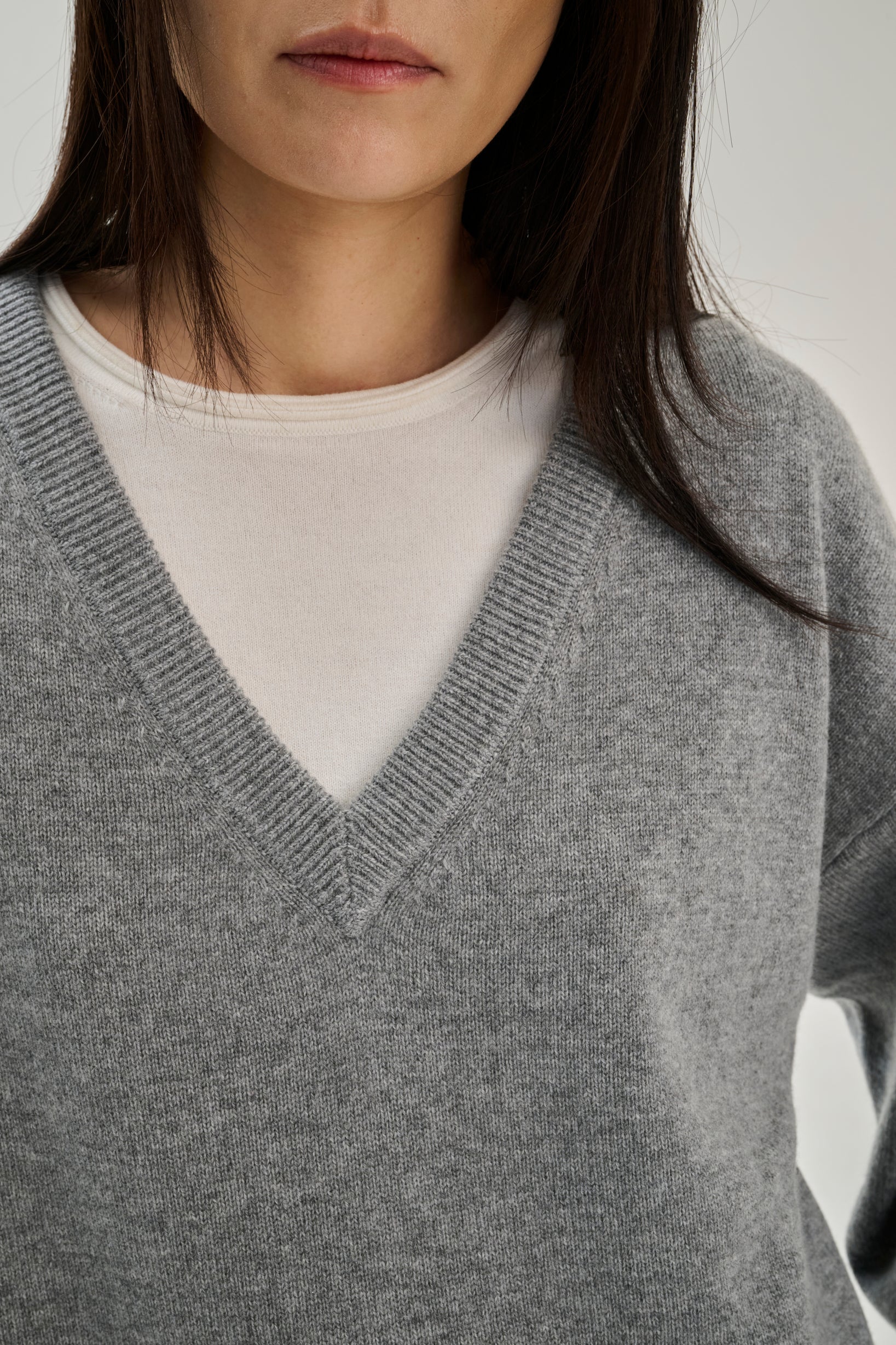 Rhea - V-neck ~ Mid Grey ~ Wool & Cashmere