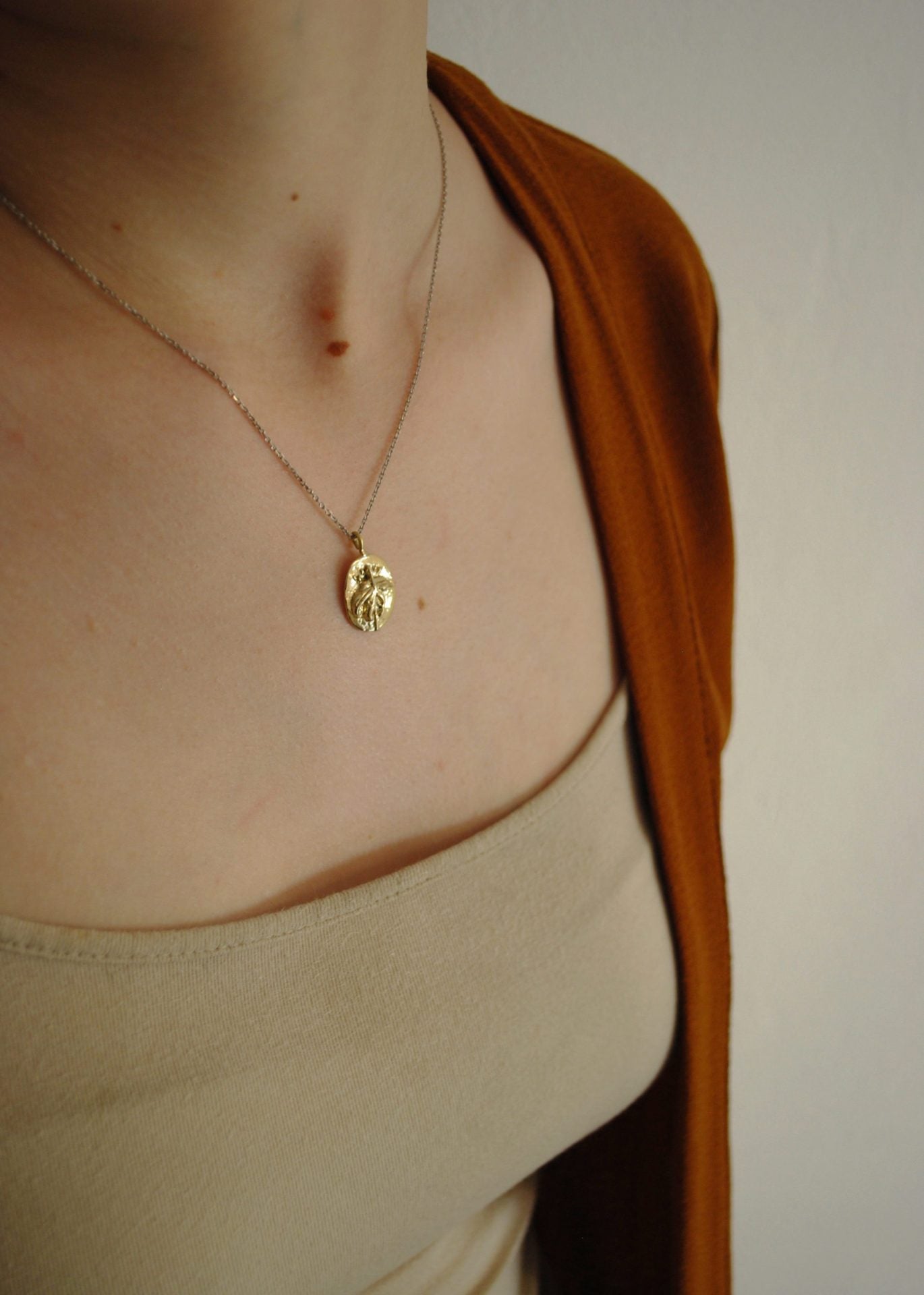 The Mama Kin - Lily pendant