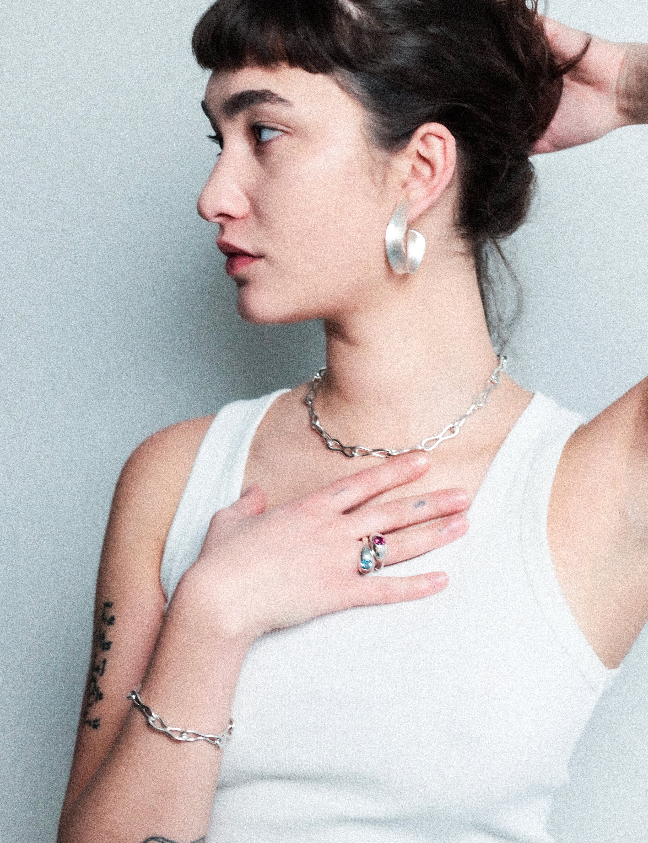 nausnice-yy-stribro-mariakobelova-4model.jpg