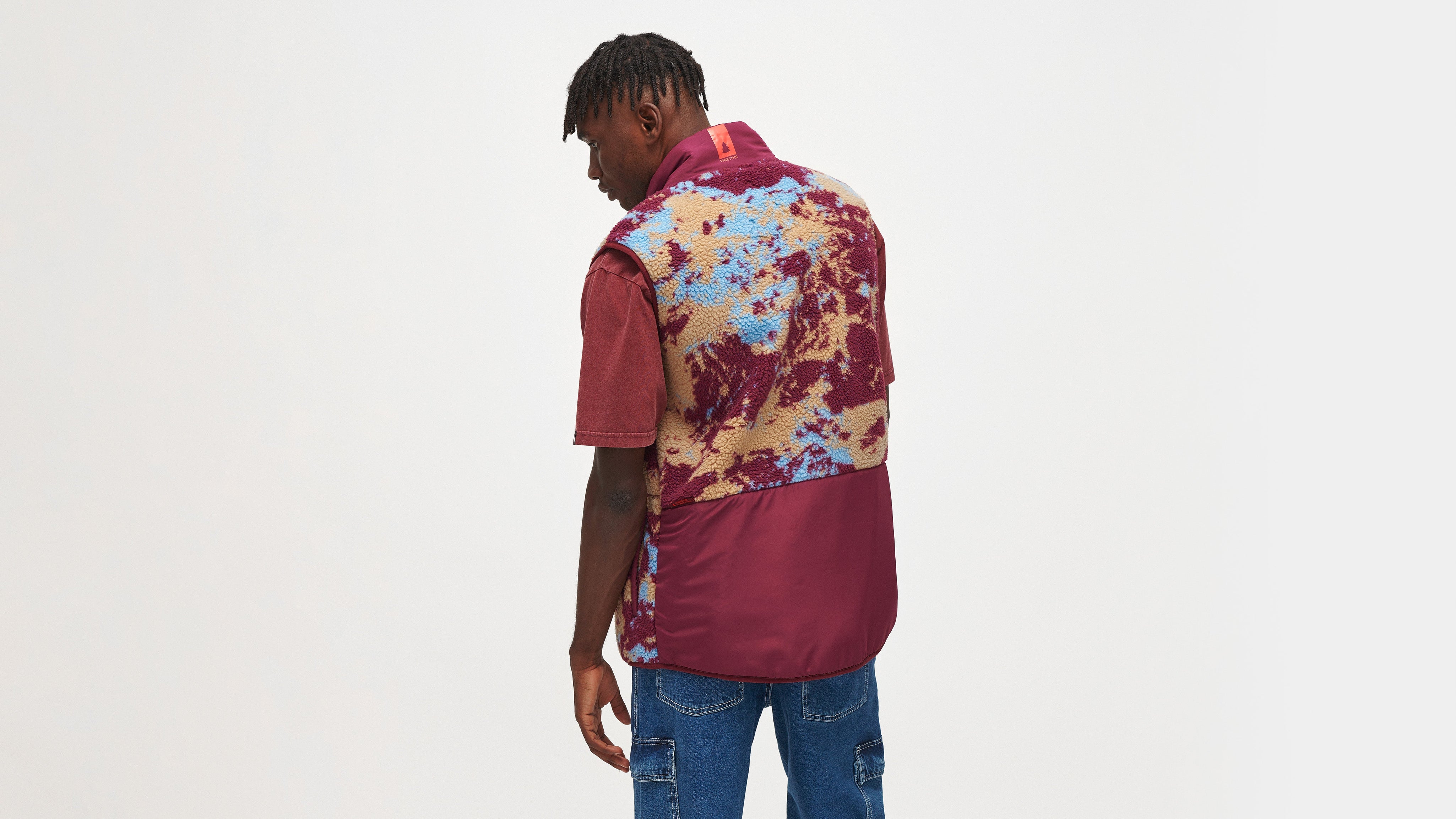 AW23_16.9_MEN_LOOK_MOSS_VEST_RUBY_02.jpg