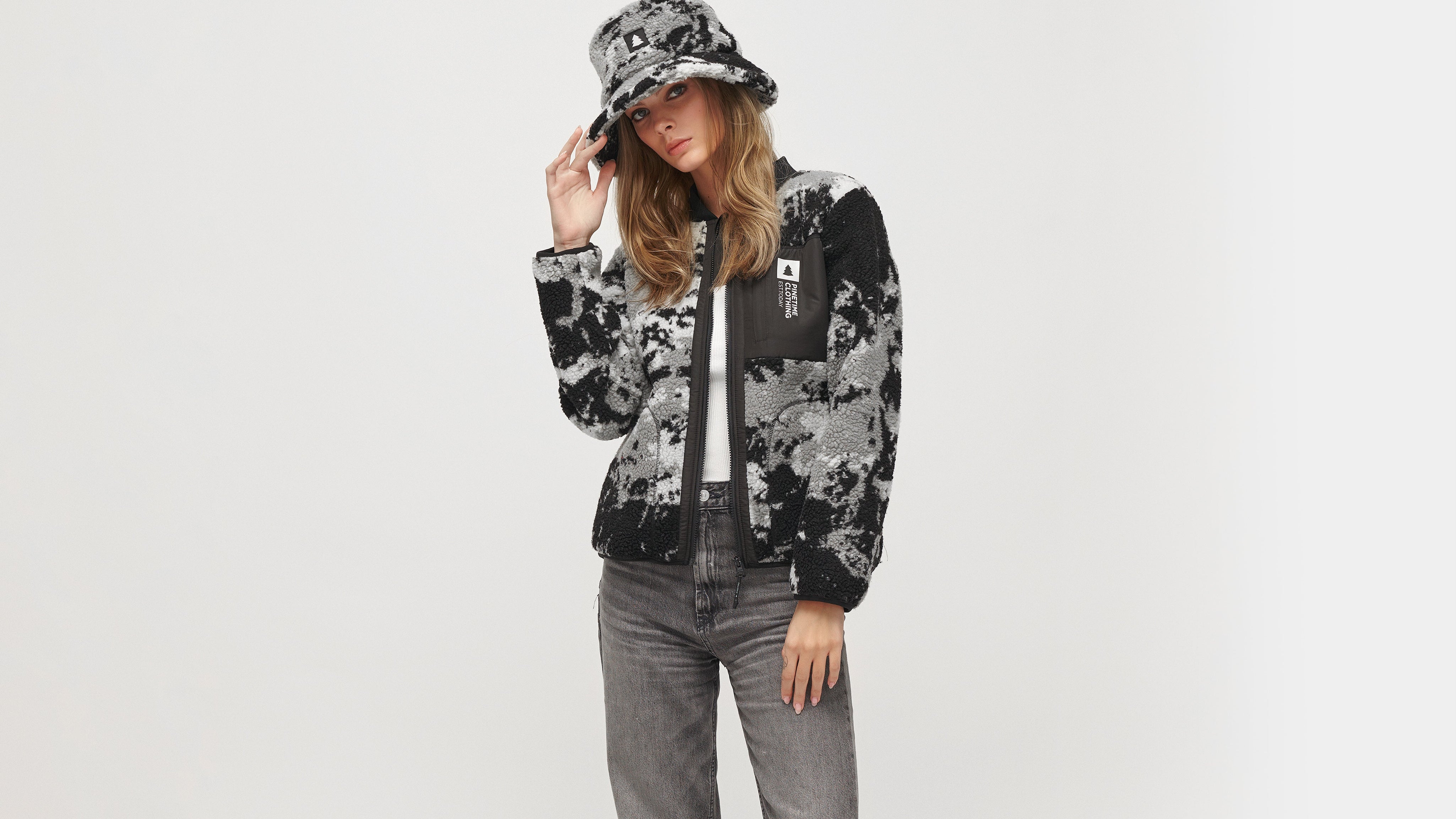 AW23_16.9_WOMEN_LOOK_MOSS_CROPED_JACKET_BLACK_01.jpg